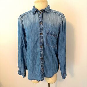 American Eagle Blue Chambray Long Sleeve Boyfriend Fit Button-Up Shirt Large